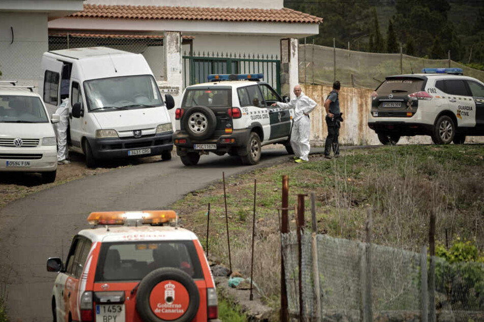 Beamte der Polizei bei einer Suchaktion infolge der Familientragödie auf Teneriffa.