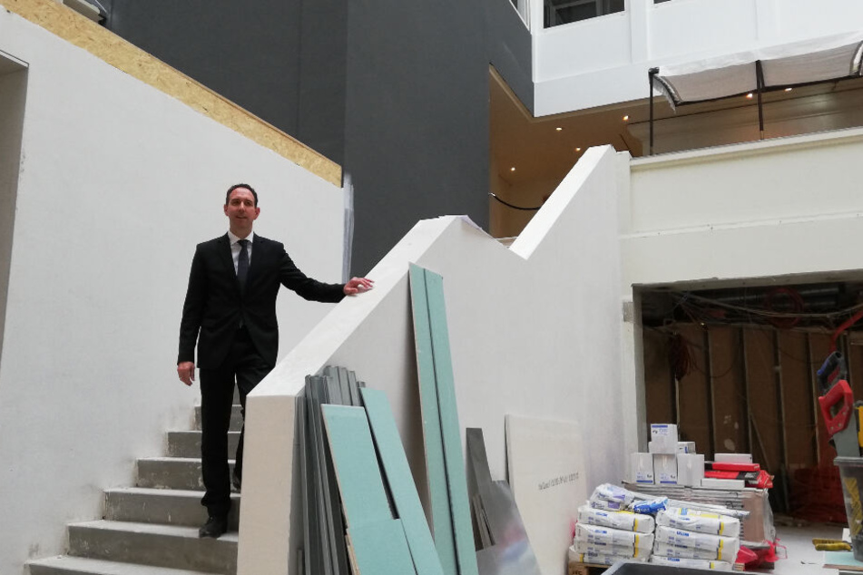 Hannes Dreher begutachtet von einer Treppe aus den Baufortschritt.
