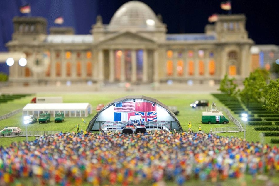 Der Reichstag, im Vordergrund ist der Besuch Ronald Reagans nachgestellt.