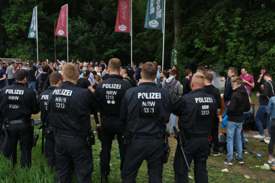 Einsatzkräfte aus Dortmund beobachten das Treiben auf der Moorstraße in Spenge.