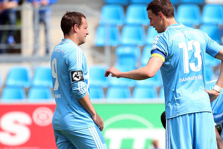 Derzeit gibt es reichlich Gesprächsbedarf bei den Himmelblauen. Hier redet Kapitän Tim Danneberg mit Anton Fink (l.).