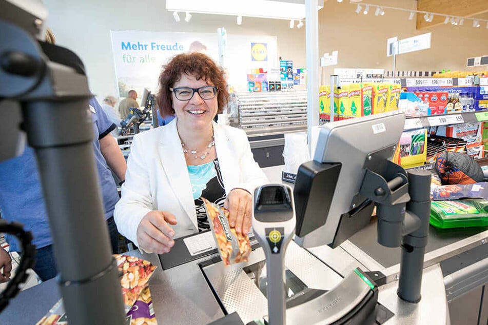 Kassierte kurz selbst, nahm so 750 Euro ein, die Lidl dann der örtlichen
Grundschule spendete: Radeburgs Bürgermeisterin Michaela Ritter (45,
parteilos).