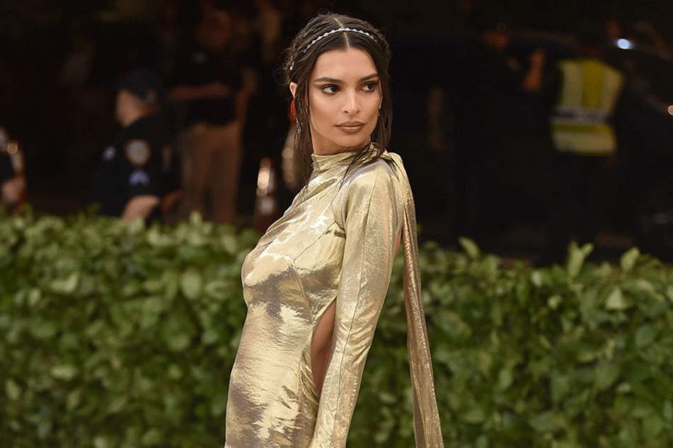 Fotobeweis: Emily Ratajkowski (27) kann auch zugeknöpft.