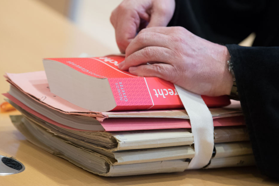 Zum Prozessauftakt wurde lediglich die Anklage verlesen. (Symbolbild)