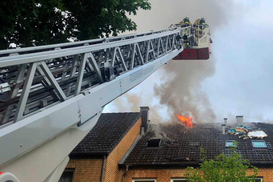 Mit einer Drehleiter versuchte die Feuerwehr den Dachstuhlbrand zu löschen.