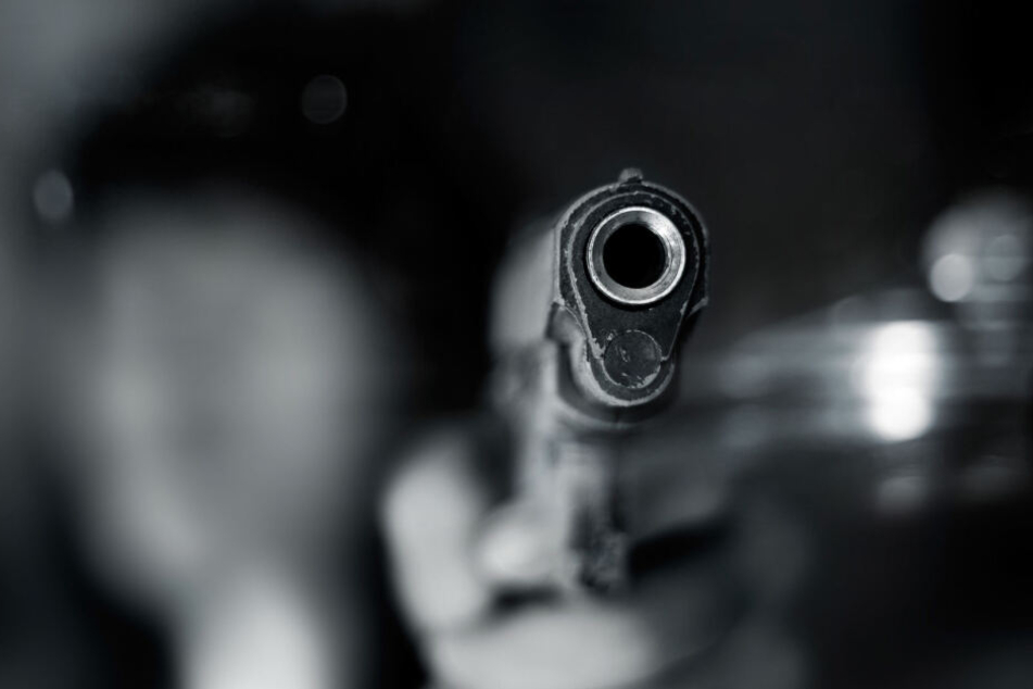 Der 17-Jährige hielt die Waffe einem Jugendlichen an den Kopf. (Symbolbild)