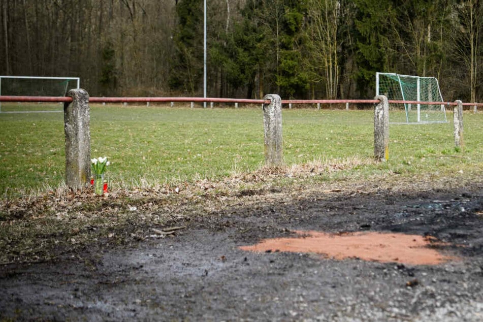 An diesem Sportplatz ist das Auto ausgebrannt.