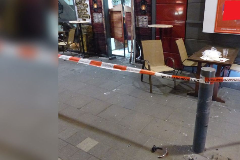 Die Polizei sperrte den Imbiss für eine Spurensicherung ab.