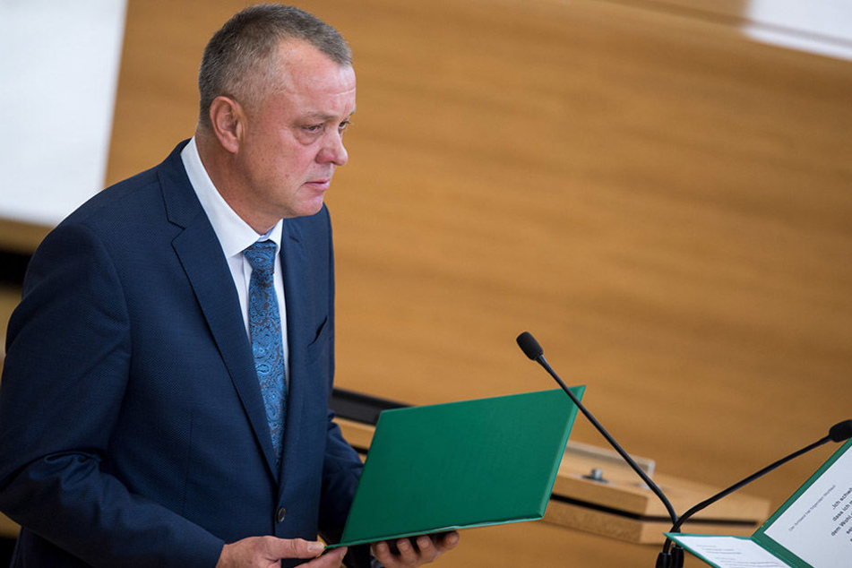 Kultusminister Frank Haubitz (59, parteilos) bekommt heftigen Gegenwind. Gestern hatte er seinen ersten Auftritt im Landtag.