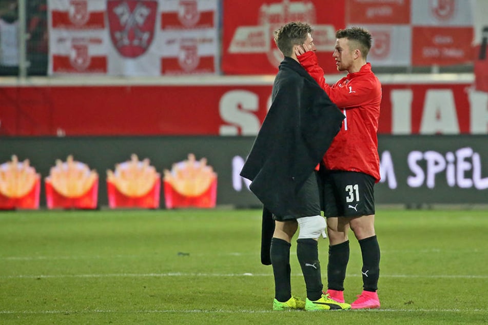 Nach dem Spiel tröstete Patrick Göbel seinen Bruder Christoph.
