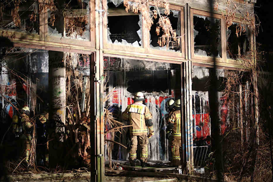 Berliner Feuerwehrleute in dem ausgebrannten Spaßbad.