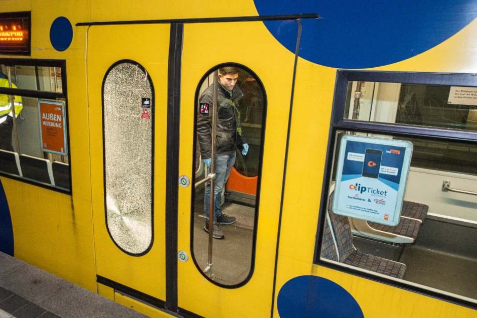 Die Fahrgäste hatten zuerst Schüsse vermutet, als die Scheibe brach.