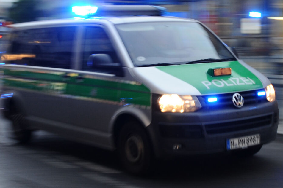 Ein Polizist wurde bei einem Einsatz von seiner Freundin überrascht. (Symbolbild)
