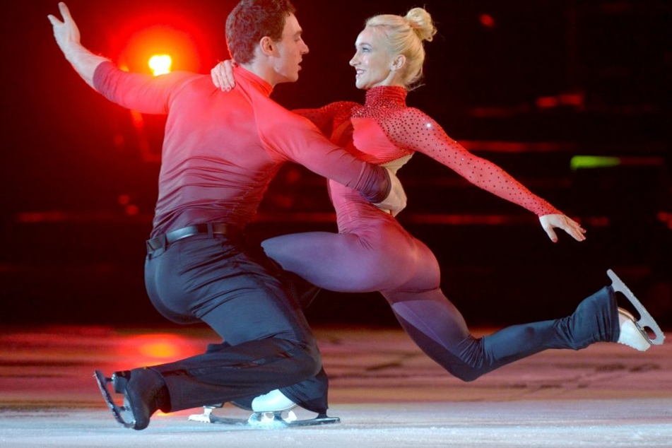 Aljona Savchenko und ihr neuer Partner Bruno Massot laufen am Sonntag (27.12.2015) bei der zweiten Auflage der Eislaufgala 'Emotions on Ice' in der Chemnitz Arena.