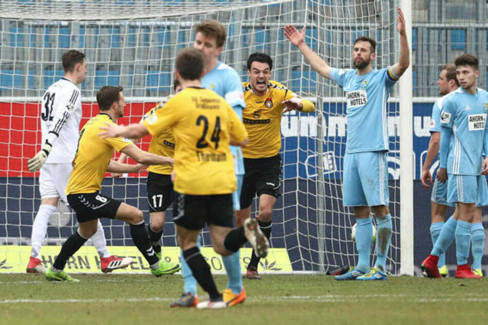 Marc Endres hebt ungläubig die Hände. Der jubelnde Julian Leist (M.) hat nach einer Chemnitzer Fehlerkette gerade den Siegtreffer für Großaspach erzielt.