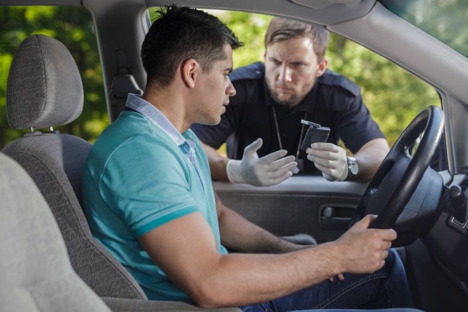 Der Mann hatte keinen gültigen Führerschein und wohl Drogen zu sich genommen.(Symbolbild)