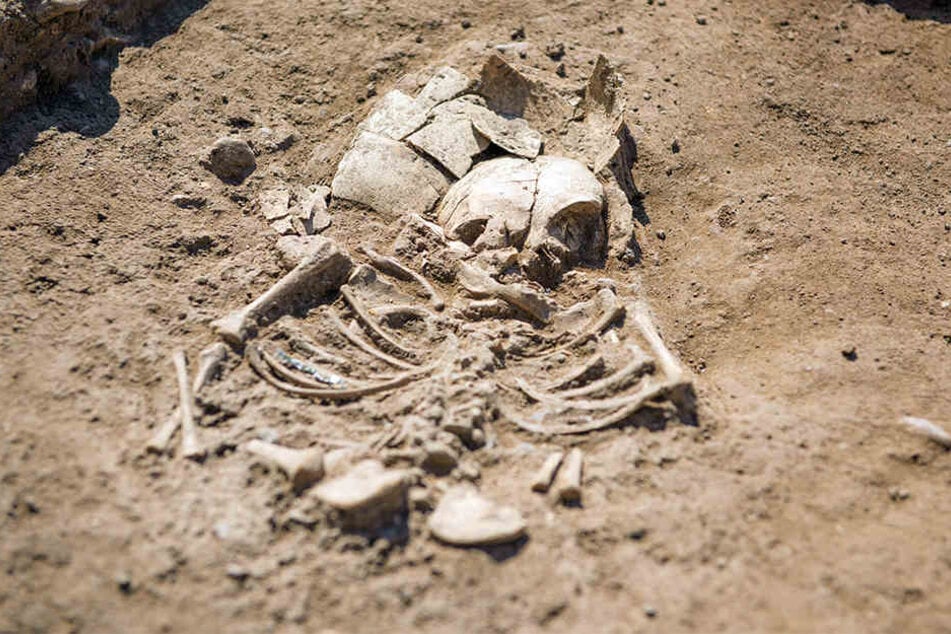Bei dem Leichnam handelt es sich um eine Frau, die 45 Jahre alt wurde. (Symbolbild)