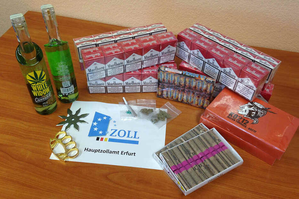 Zigaretten, Pyrotechnik, Waffen und auch Schnaps fanden die Beamten bei den Kontrollen.