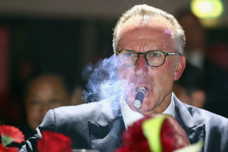 Bayern Münchens Vorstandschef, Karl-Heinz Rummenigge, raucht eine Zigarre