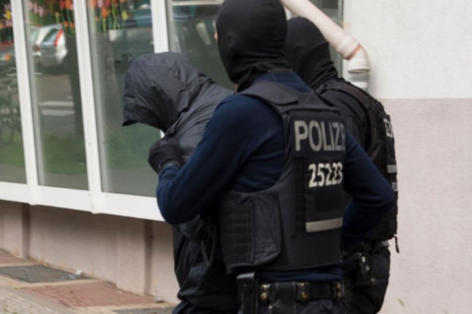Berliner Polizisten führen einen Verdächtigen einen libanesischen Großfamilie ab. (Archivbild)