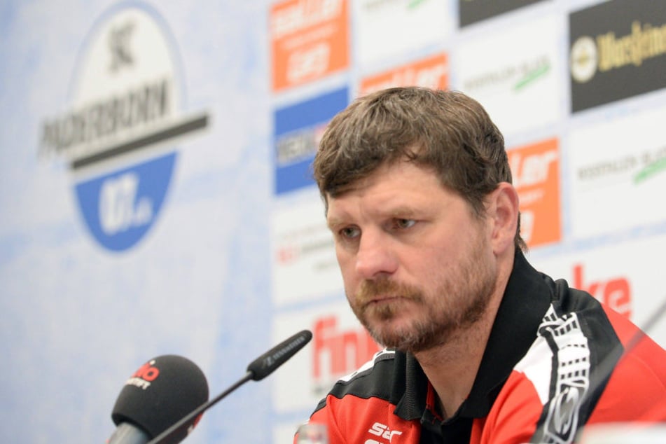 Steffen Baumgart (46) nimmt im Tor eine Veränderung vor.