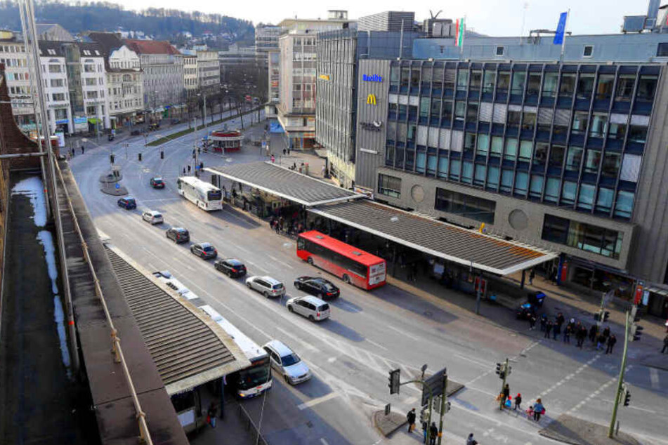 Fußgänger hetzen über den zentralen Platz, der Neu- und Altstadt verbindet.
