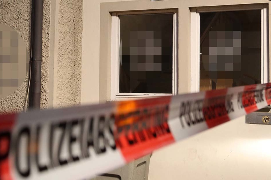 Die Unbekannten beschmierten das Mehrfamilienhaus in Eilenburg gleich an mehreren Stellen. (Symbolbild)