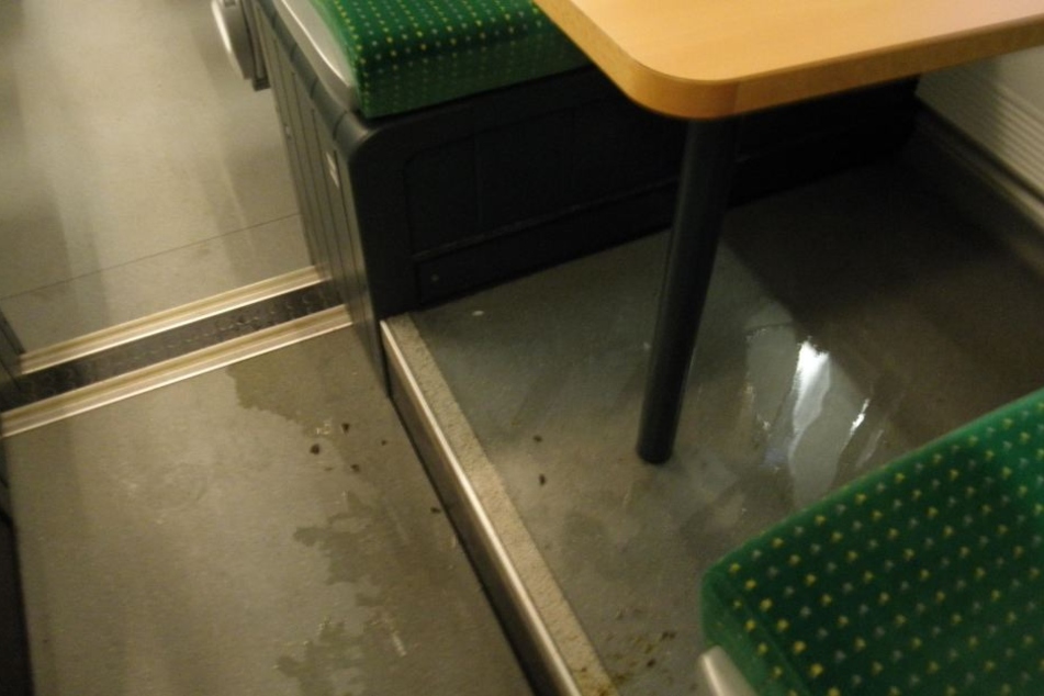 Einige Anhänger kippten ihr Bier aus.