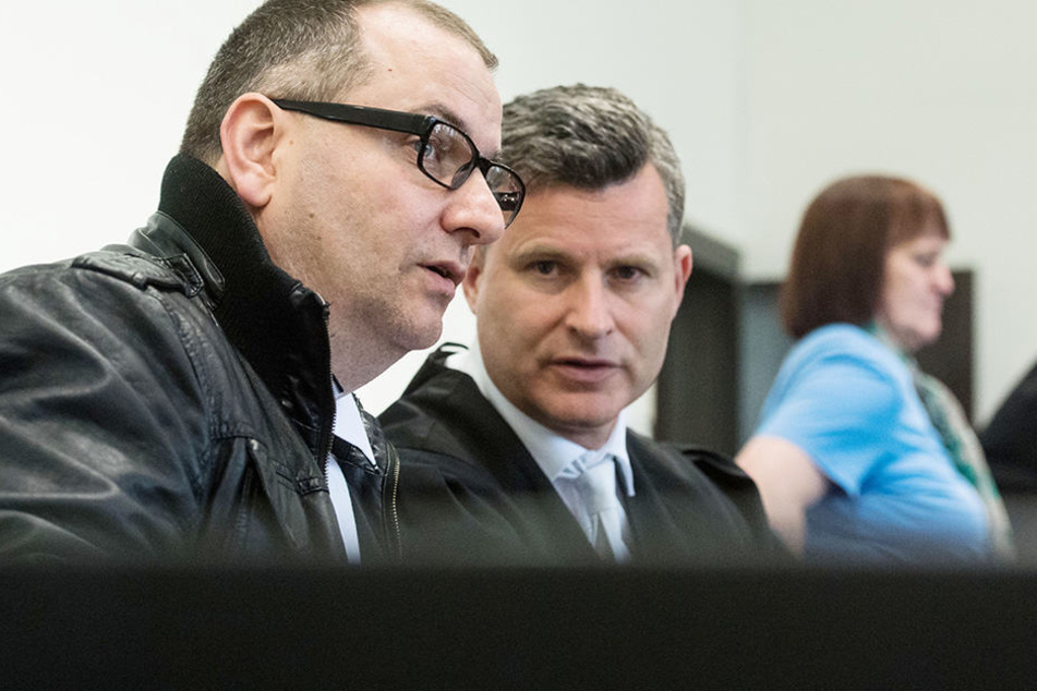 Wilfried W. (47, li.) hier mit seinem Verteidiger Detlev Binder (51). Im Hintergrund sitzt Angelika W. (48).