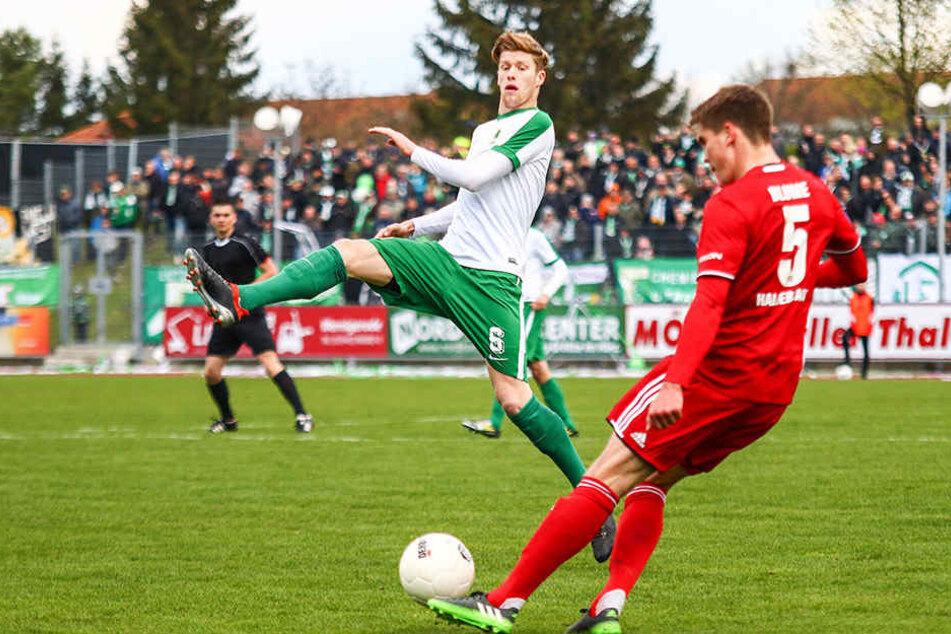 Mittelfeldspieler Alexander Bury (Mitte), hier im Spiel gegen Halberstadt, fehlt der BSG voraussichtlich zwei Monate.