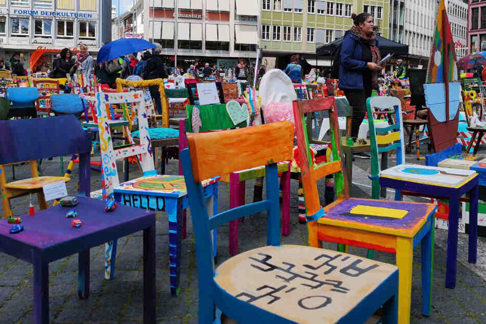 Bunt und zahlreich: die "Asylstühle".