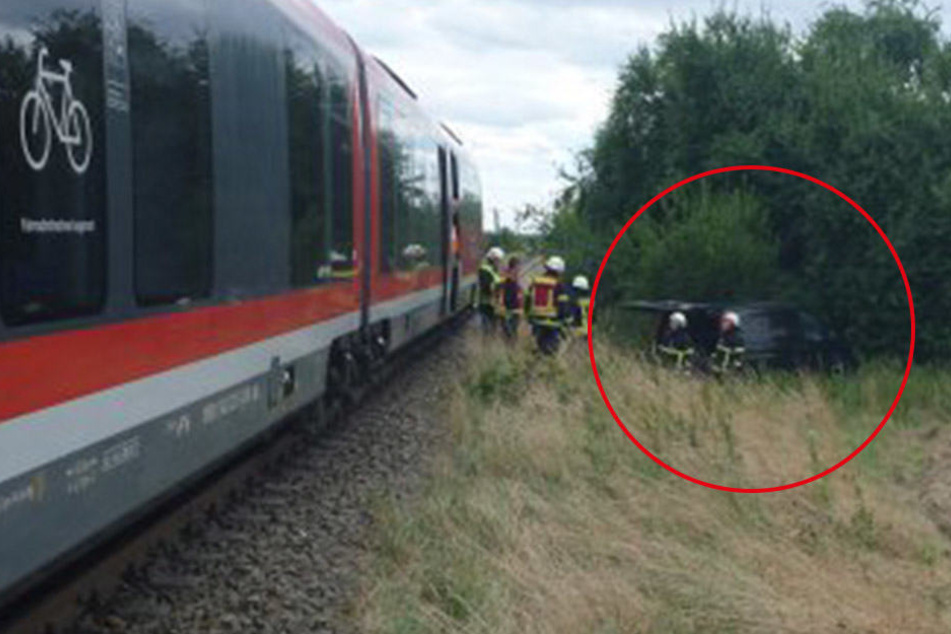 Kameraden der Feuerwehr begutachten das Unfallauto. Der Fahrer konnte sich nach dem Zusammenprall selbst befreien.