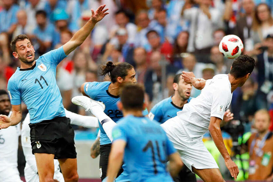 Raphael Varane (rechts) von Real Madrid erzielt per Kopf nach einem Freistoß von Antoine Griezmann das 1:0 für Frankreich.