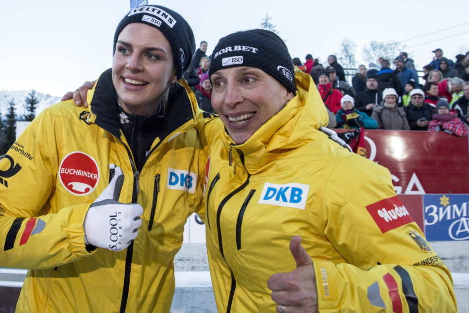 Anja Schneiderheinze (r.) mit ihrer Anschieberin Annika Drazek nach dem Sieg der Weltmeisterschaft im Februar.
