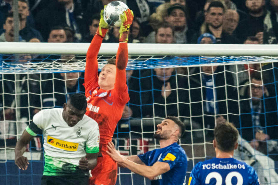 S04-Torhüter Markus Schubert (Zweiter von links) packt in dieser Situation sicher zu.