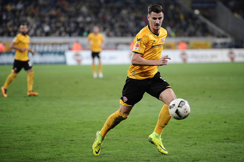 Für einen guten Zweck versteigert Dynamo-Spieler Stefan Kutschke jetzt seine Schuhe.