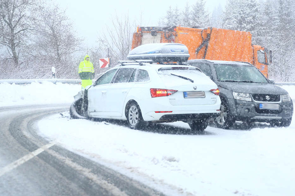 Die beiden Autos krachten auf der B95 frontal ineinander.