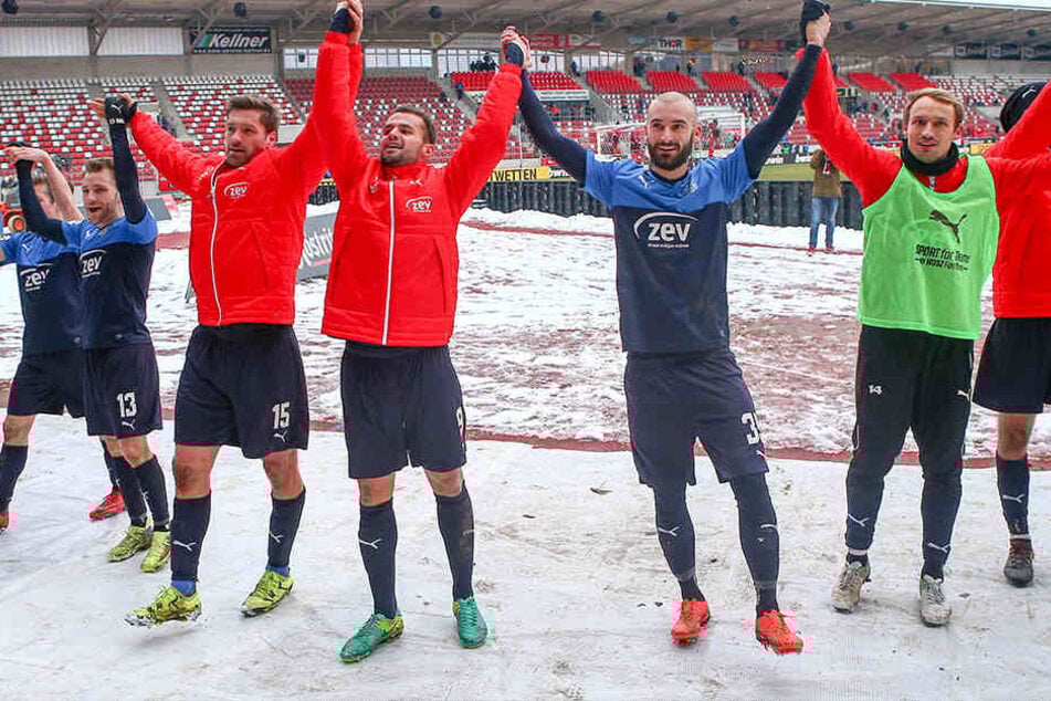 Sieg in Erfurt! Ronny König (v.l.), Fabian Eisele, Nico Antonitsch und Toni Wachsmuth lassen sich von den mitgereisten FSV-Fans feiern.