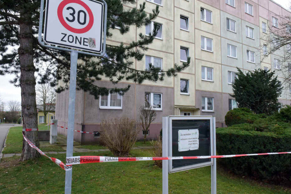 Der Wohnblock in der Straße der Deutschen Einheit ist derzeit gesperrt. Die Mieter sind bei Verwandten und Bekannten untergebracht.