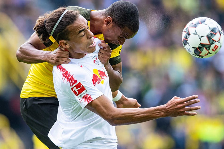 Ringkampf: BVB-Innenverteidiger Manuel Akanji (h.) und Leipzigs Yussuf Poulsen (vorne) versuchen mit allen Mitteln, an den Ball zu kommen.