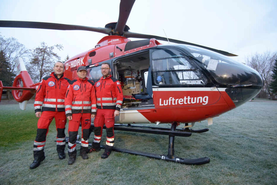 Notarzt Michael Koch (40), Pilot Jörg Winkel (56) und Notfallsanitäter Heiko Roth verlassen zum Jahresende den Standort der DRF Luftrettung in Zwickau. Mit ihnen räumt auch Heli "Christoph 46" das Feld.