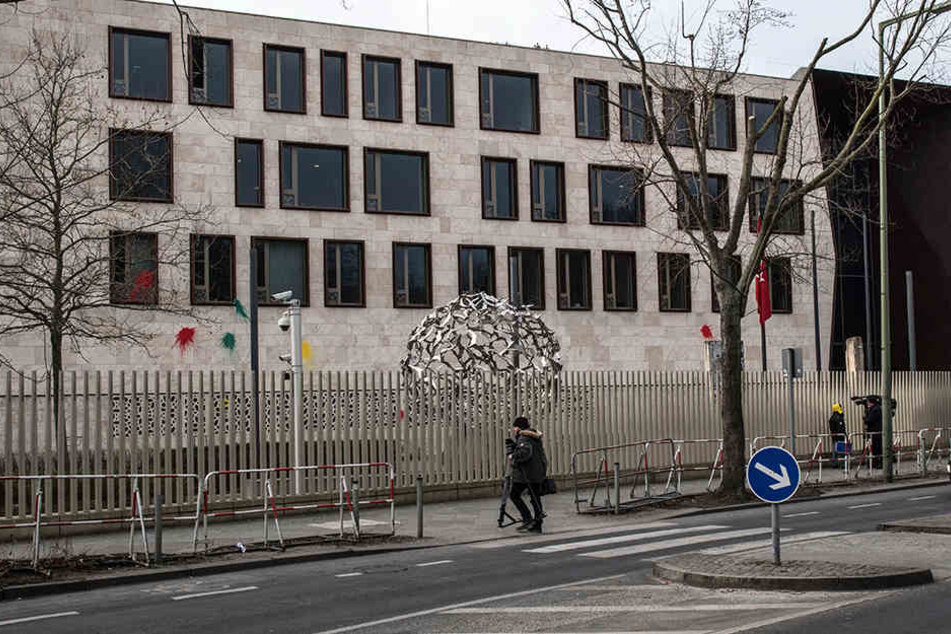 Auf die türkische Botschaft in Berlin hat es am Dienstagmorgen mehrere kleine Angriffe gegeben.