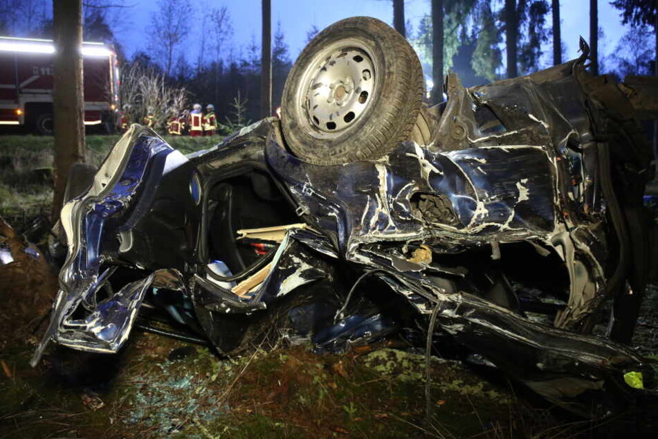 Wagen völlig zerstört: 18-Jähriger stirbt bei Autounfall