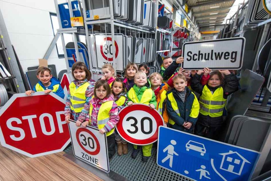 Praktische Unterrichtsstunde: Angehende Abc-Schützen aus der Kita Rappelkiste besuchten das Schilderwerk Beutha, schauten sich an, wie Verkehrsschilder entstehen.