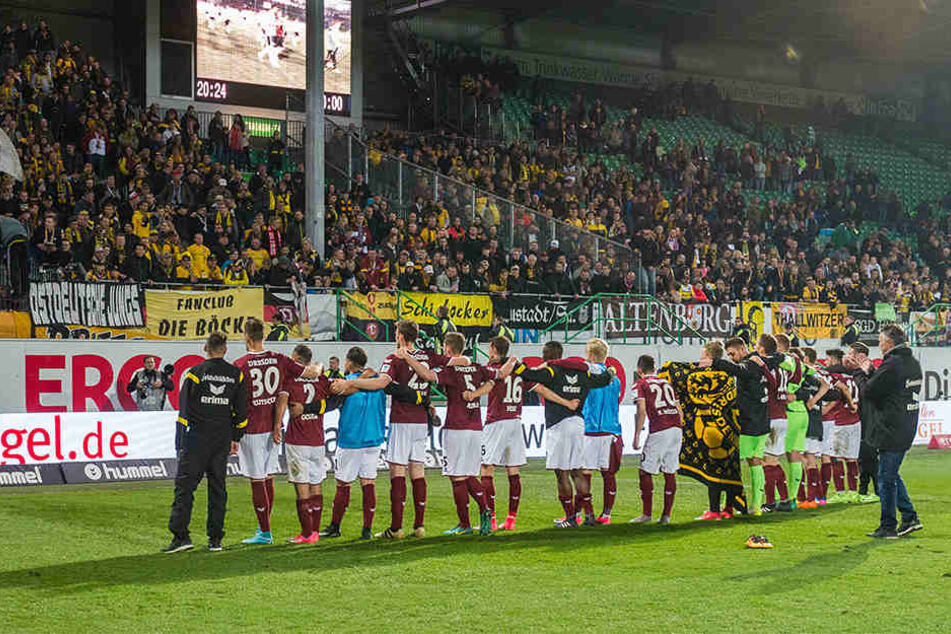 Verloren, aber die mitgereisten Fans feierten ihre Dynamos nach dem Abpfiff dennoch.