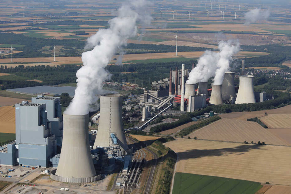as RWE-Braunkohlekraftwerk Neurath I und II in Grevenbroich-Neurath.
