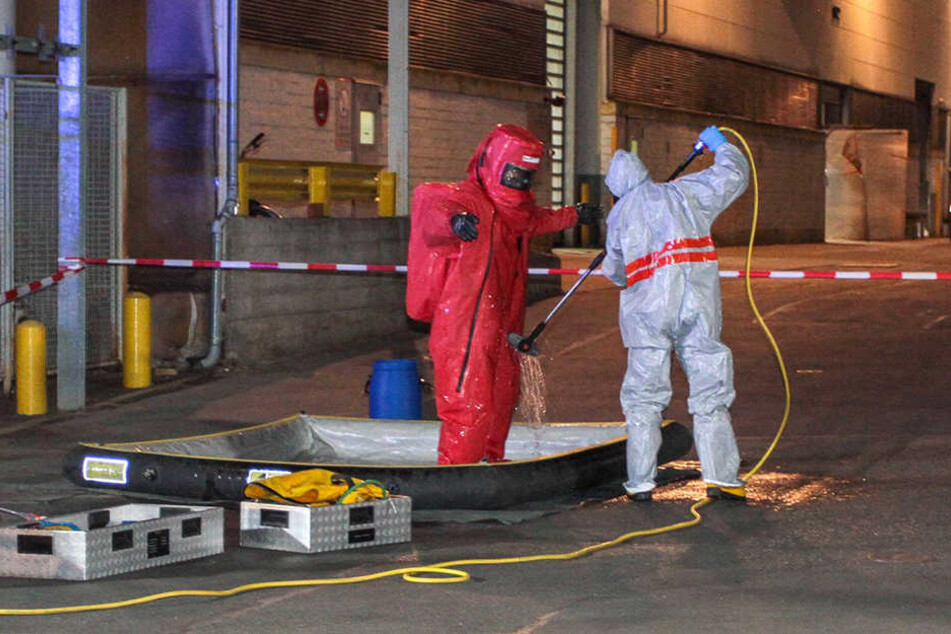 Die zur Hilfe geeilten Einsatzkräfte mussten spezielle Schutzkleidung tragen.