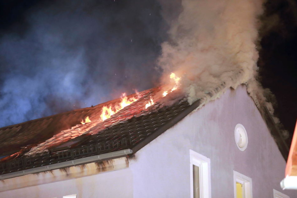 Warum das Feuer in dem leerstehendem Gebäude ausbrach, ist noch unklar.