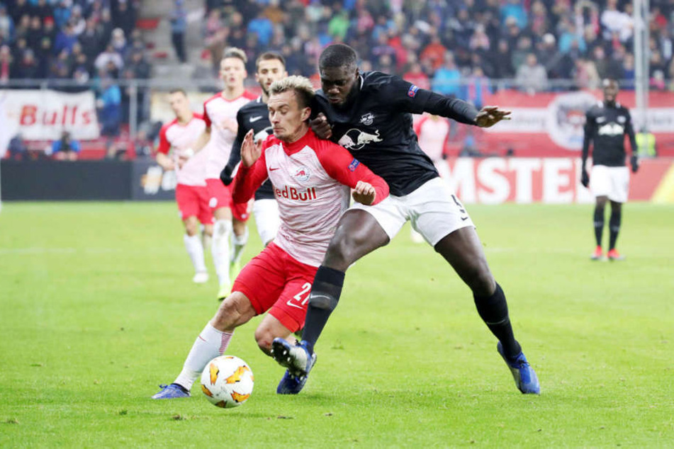 Leipzigs Abwehr um den bulligen Innenverteidiger Dayot Upamecano (r.) hatte gegen die gefährliche Salzburger Offensive (hier Stürmer Fredrik Gulbrandsen) alle Hände voll zu tun.