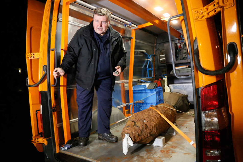 Holger Klemig nach der Entschärfung mit der Bombe.